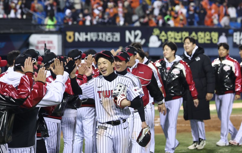 27일 서울 잠실야구장에서 열린 프로야구 2025 신한 SOL뱅크 KBO 포스트시즌 한국시리즈 2차전 한화 이글스와 LG 트윈스의 경기에서 LG 선수들이 13-5로 승리를 거둔 후 하이파이브를 하고 있다. 2025.10.27/뉴스1 ⓒ News1 김성진 기자