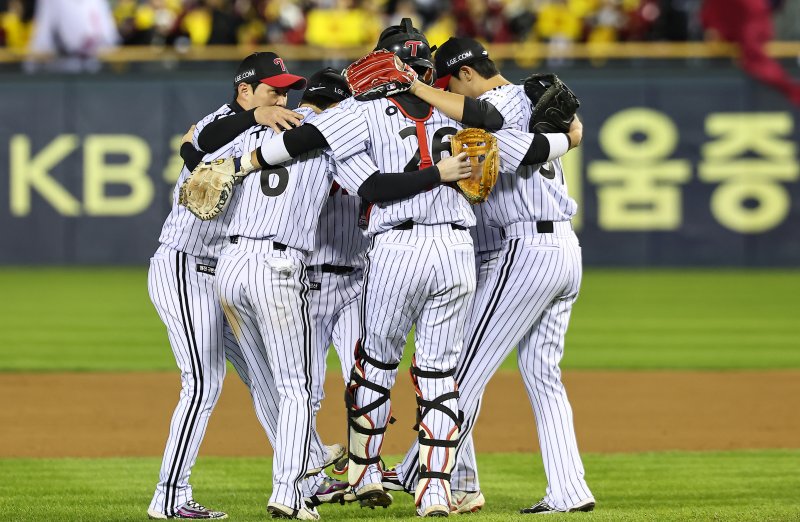 27일 서울 송파구 잠실야구장에서 열린 프로야구 2025 신한 SOL뱅크 KBO 포스트시즌 한국시리즈 2차전 한화 이글스와 LG 트윈스의 경기, LG 선수들이 13대 5 승리 후 기쁨을 나누고 있다. 2025.10.27/뉴스1 ⓒ News1 김도우 기자
