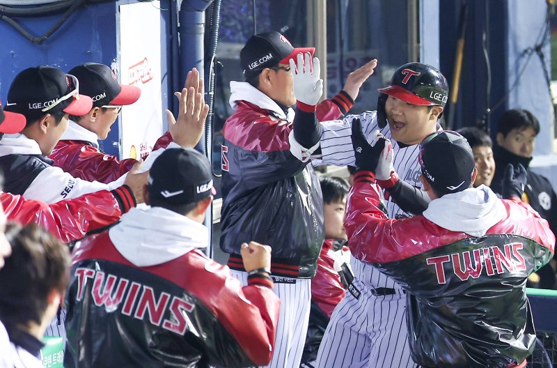 27일 서울 잠실야구장에서 열린 프로야구 2025 신한 SOL뱅크 KBO 포스트시즌 한국시리즈 2차전 한화 이글스와 LG 트윈스의 경기, LG 문보경이 8회말 2사 1루 상황에서 2점 홈런을 터뜨린 후 더그아웃에서 하이파이브를 하고 있다. 2025.10.27/뉴스1 ⓒ News1 김성진 기자