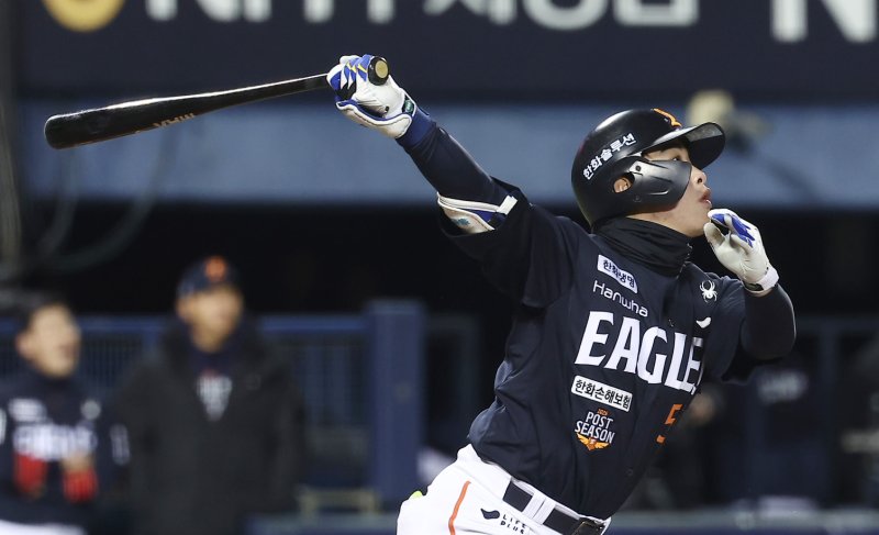 27일 서울 잠실야구장에서 열린 프로야구 2025 신한 SOL뱅크 KBO 포스트시즌 한국시리즈 2차전 한화 이글스와 LG 트윈스의 경기, 한화 문현빈이 1회초 1사 1루 상황에서 선제 2점 홈런을 터뜨리고 있다. 2025.10.27/뉴스1 ⓒ News1 김성진 기자