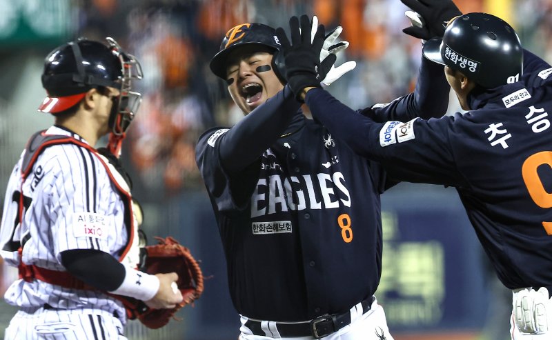 27일 서울 잠실야구장에서 열린 프로야구 2025 신한 SOL뱅크 KBO 포스트시즌 한국시리즈 2차전 한화 이글스와 LG 트윈스의 경기, 한화 노시환이 1회초 1사 주자 없는 상황에서 솔로홈런을 터뜨린 후 베이스를 돌며 기뻐하고 있다. 2025.10.27/뉴스1 ⓒ News1 김도우 기자