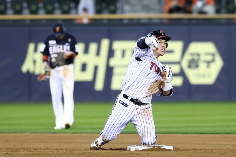 27일 서울 잠실야구장에서 열린 프로야구 2025 신한 SOL뱅크 KBO 포스트시즌 한국시리즈 2차전 한화 이글스와 LG 트윈스의 경기, LG 박동원이 2회말 무사 만루 찬스에서 2타점 2루타를 친 후 포효하고 있다. 2025.10.27/뉴스1 ⓒ News1 김성진 기자