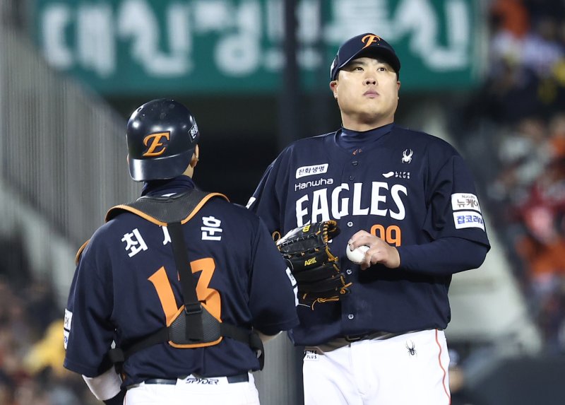 27일 서울 잠실야구장에서 열린 프로야구 2025 신한 SOL뱅크 KBO 포스트시즌 한국시리즈 2차전 한화 이글스와 LG 트윈스의 경기, 한화 선발 류현진이 2회말 무사 2,3루 상황에서 LG 구본혁에게 동점 2타점 적시타를 허용한 후 아쉬워하고 있다. 2025.10.27/뉴스1 ⓒ News1 김성진 기자