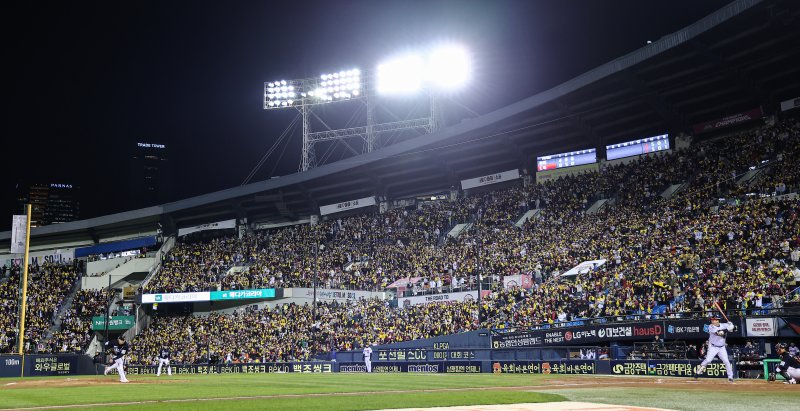 27일 서울 송파구 잠실야구장에서 열린 프로야구 2025 신한 SOL뱅크 KBO 포스트시즌 한국시리즈 2차전 한화 이글스와 LG 트윈스의 경기, 관중들이 열띤 응원을 펼치고 있다. 2025.10.27/뉴스1 ⓒ News1 김도우 기자