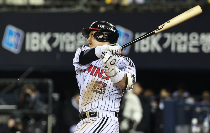 27일 서울 잠실야구장에서 열린 프로야구 2025 신한 SOL뱅크 KBO 포스트시즌 한국시리즈 2차전 한화 이글스와 LG 트윈스의 경기, 3회말 2사 1루상황에서 LG 박동원이 2점 홈런을 치고있다. 2025.10.27/뉴스1 ⓒ News1 김도우 기자