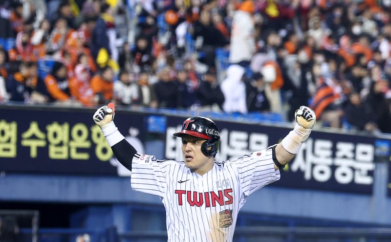 27일 서울 잠실야구장에서 열린 프로야구 2025 신한 SOL뱅크 KBO 포스트시즌 한국시리즈 2차전 한화 이글스와 LG 트윈스의 경기, LG 박동원이 3회말 2사 1루 상황에서 2점 홈런을 터뜨린 후 세리머니를 하고 있다. 2025.10.27/뉴스1 ⓒ News1 김성진 기자