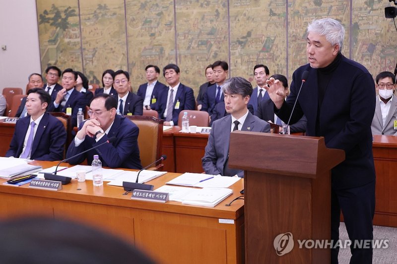 '지도자 가혹행위' 관련 질의에 답하는 박세우 빙상연맹 전무 (출처=연합뉴스)