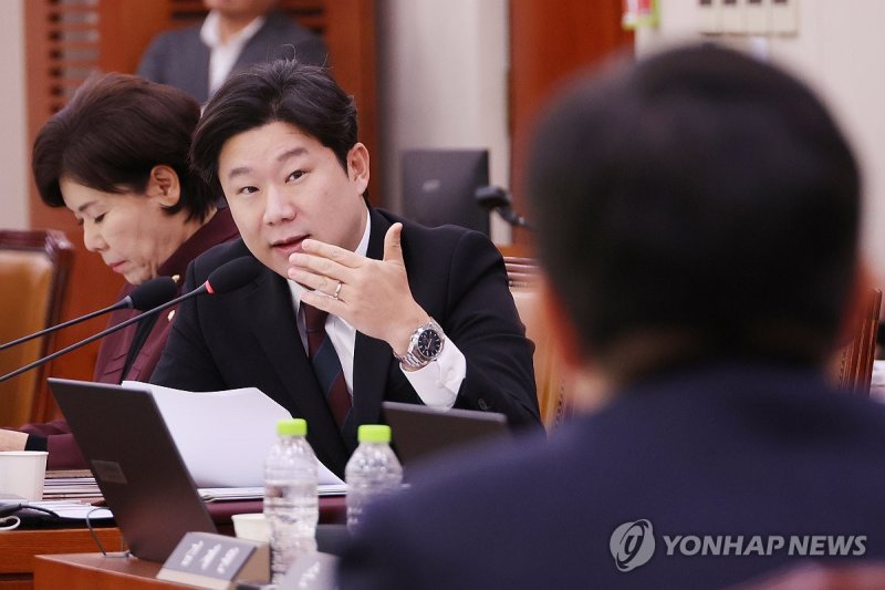 경기용 실탄 불법유통 추궁하는 진종오 의원 (출처=연합뉴스)