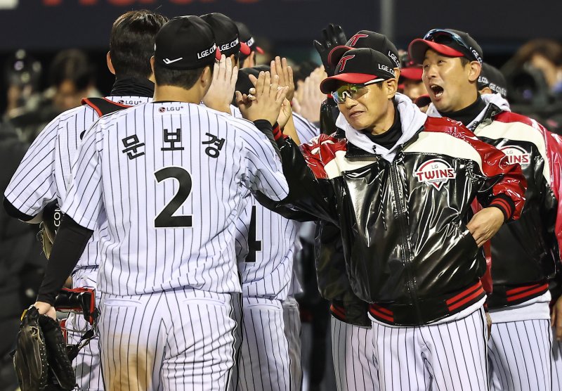 27일 서울 송파구 잠실야구장에서 열린 프로야구 2025 신한 SOL뱅크 KBO 포스트시즌 한국시리즈 2차전 한화 이글스와 LG 트윈스의 경기, LG 염경엽 감독이 13대 5 승리 후 LG 문보경을 격려하고 있다. 2025.10.27/뉴스1 ⓒ News1 김도우 기자