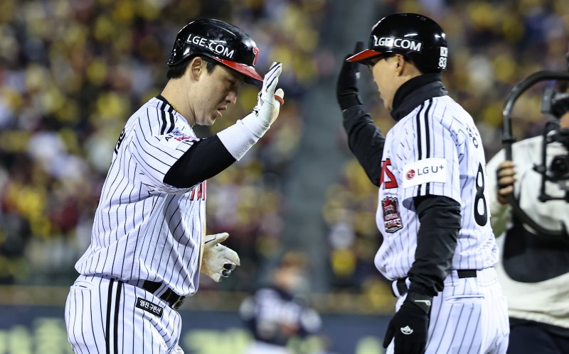 27일 서울 잠실야구장에서 열린 프로야구 2025 신한 SOL뱅크 KBO 포스트시즌 한국시리즈 2차전 한화 이글스와 LG 트윈스의 경기, 3회말 2사 1루상황에서 LG 박동원이 2점 홈런을 치고 베이스를 돌고 있다. 2025.10.27/뉴스1 ⓒ News1 김도우 기자