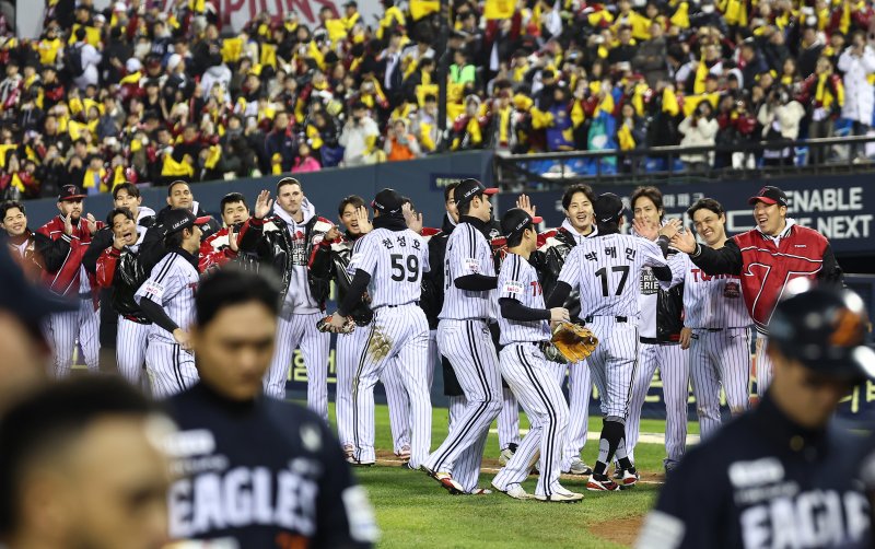 27일 서울 송파구 잠실야구장에서 열린 프로야구 2025 신한 SOL뱅크 KBO 포스트시즌 한국시리즈 2차전 한화 이글스와 LG 트윈스의 경기, LG 선수들이 13대 5 승리 후 기쁨을 나누고 있다. 2025.10.27/뉴스1 ⓒ News1 김도우 기자