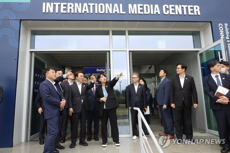 김민석 국무총리, APEC 정상회의 국제미디어센터(IMC) 시설 점검 (출처=연합뉴스)