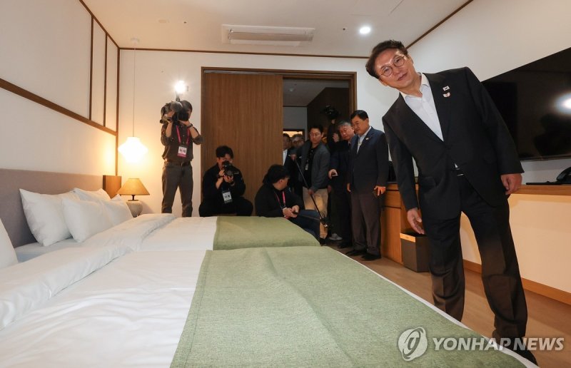 APEC 정상회의 미디어숙소 점검하는 김민석 총리 (출처=연합뉴스)