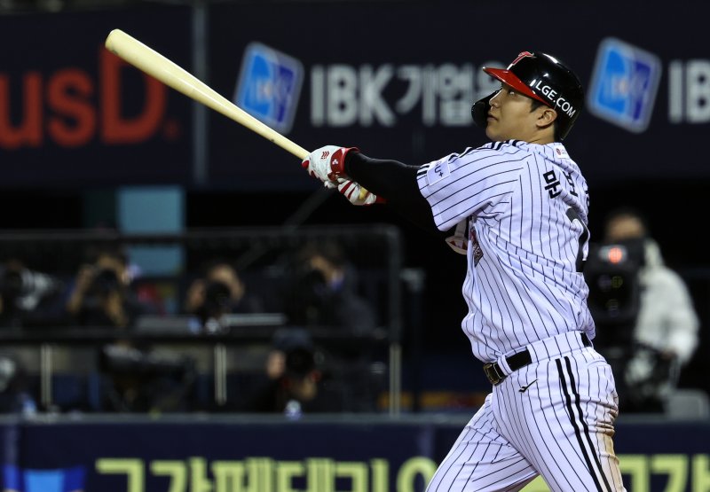 [서울=뉴시스] 최진석 기자 = 27일 오후 서울 송파구 잠실야구장에서 열린 2025 KBO 한국시리즈 2차전 한화 이글스와 LG 트윈스의 경기, 8회말 2사 1루상황 LG 문보경이 투런홈런을 치고 있다. 2025.10.27. myjs@newsis.com