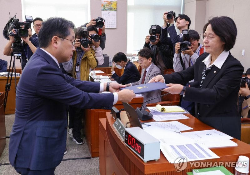 선서문 제출하는 노만석 검찰총장 직무대행 (출처=연합뉴스)