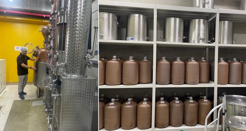 지난 1일 모월양조장에서 만난 협동조합 모월의 김원호 대표가 증류기를 들여다 보고 있다. 사진 오른쪽은 숙성에 사용되는 유약을 바르지 않은 옹기. /사진=서윤경 기자