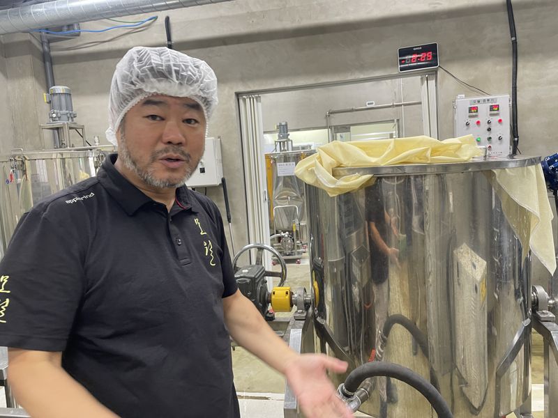 지난 1일 모월양조장에서 만난 협동조합 모월의 김원호 대표가 증류 소주가 만들어지는 과정을 설명하고 있다. /사진=서윤경 기자