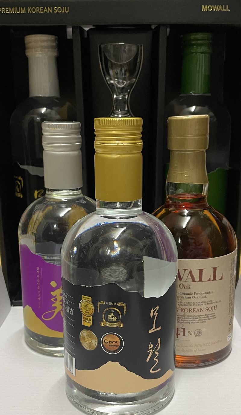 협동조합 모월은 프리미엄 소주라는 이름으로 증류주인 모월을 만들고 있다. 그 중 알코올 도수 41%인 '모월 인(사진 앞)'은 2020년 대통령상에 이어 지난해 세계 3대 주류 품평회를 석권했다. /사진=서윤경 기자