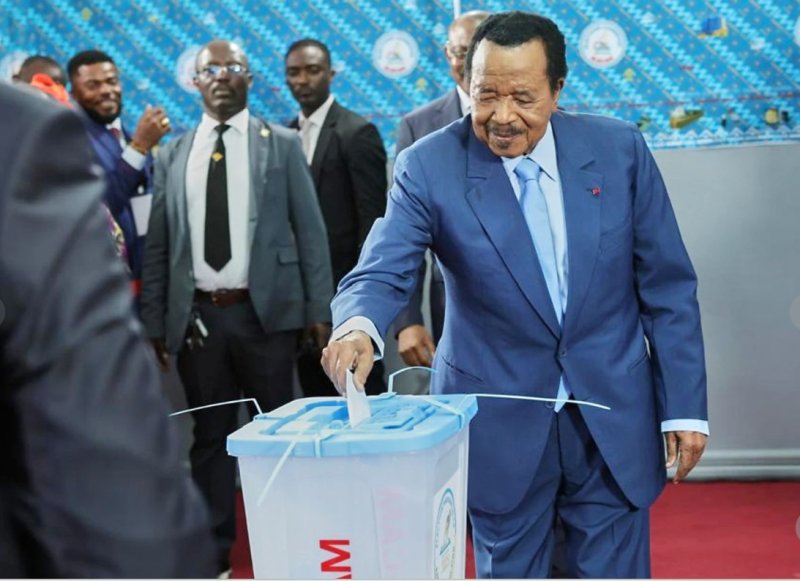 [야운데(카메룬)=AP/뉴시스] 폴 비야 카메룬 대통령이 12일 야운데 의 한 투표소에서 투표하고 있다. 그는 1982년부터 43년간 집권했으며 임기 7년의 대통령에 8번째로 당선됐다. 2025.10.18. *재판매 및 DB 금지