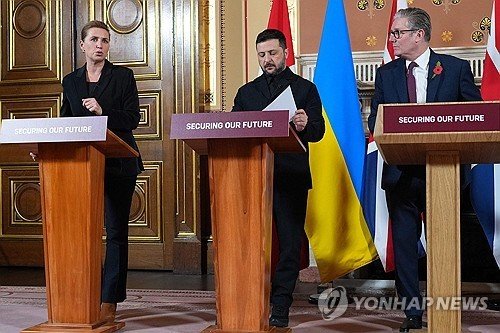 24일 런던에서 열린 의지의 연합 회의 후 기자회견 (출처=연합뉴스)