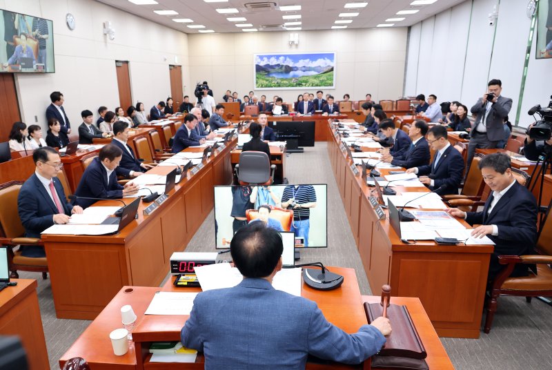 [서울=뉴시스] 김금보 기자 = 김석기 국회 외교통일위원회 위원장이 16일 오후 서울 여의도 국회에서 열린 전체회의에서 의사봉을 두드리고 있다. 2025.09.16. kgb@newsis.com