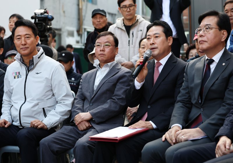 [서울=뉴시스] 조성우 기자 = 장동혁(오른쪽 두 번째) 국민의힘 대표가 24일 오전 서울 노원구 상계5 재정비촉진구역에서 열린 국민의힘 부동산 대책 현장 회의에서 발언하고 있다. 왼쪽은 오세훈 시장. (공동취재) 2025.10.24. photo@newsis.com