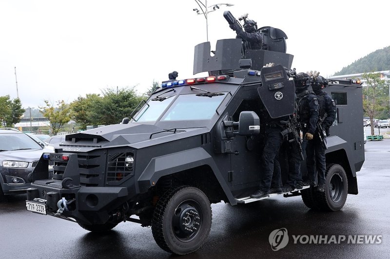 장갑차 타고 출동하는 경찰 특공대 (출처=연합뉴스)