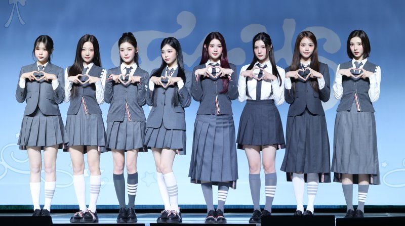 [서울=뉴시스] 김혜진 기자 = 그룹 하츠투하츠(왼쪽부터 예온, 스텔라, 유하, 이안, 에이나, 주은, 카르멘, 지우)가 20일 오후 서울 용산구 블루스퀘어에서 열린 첫 미니앨범 '포커스' 발매 기념 쇼케이스에서 포즈를 취하고 있다. 2025.10.20. jini@newsis.com