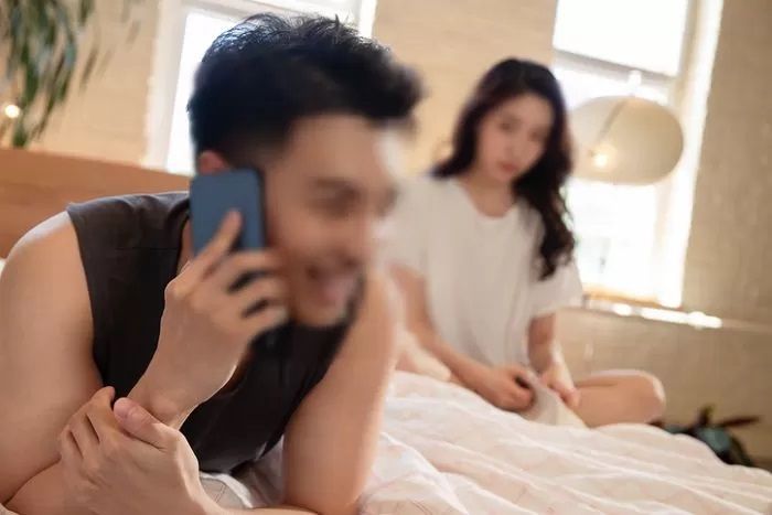 남편 회사 여직원 카톡 사진을 보니... 40대 女의 고민