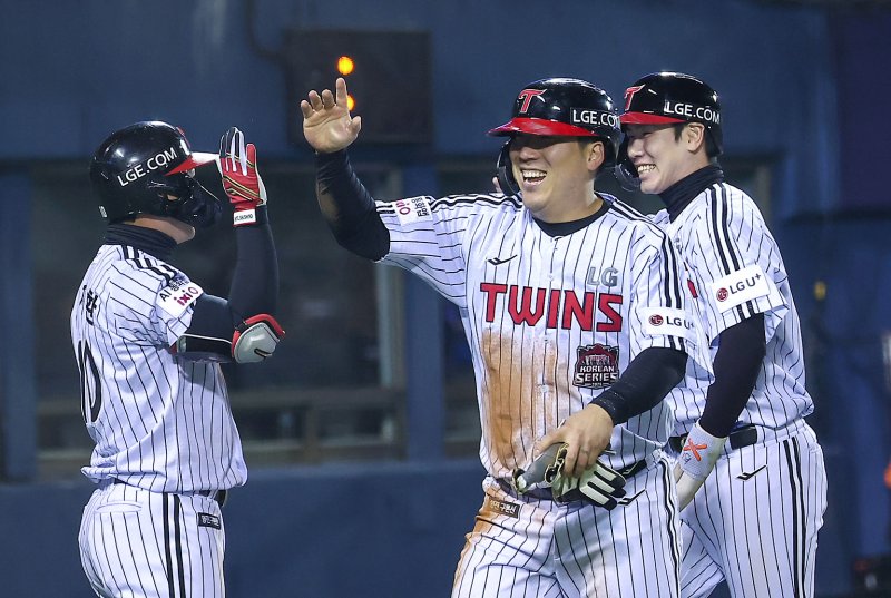 27일 서울 잠실야구장에서 열린 프로야구 2025 신한 SOL뱅크 KBO 포스트시즌 한국시리즈 2차전 한화 이글스와 LG 트윈스의 경기, LG 김현수와 홍창기가 4회말 2사 만루 상황 문보경의 3타점 2루타 때 득점을 올린 후 하이파이브를 하고 있다. 2025.10.27/뉴스1 ⓒ News1 김성진 기자