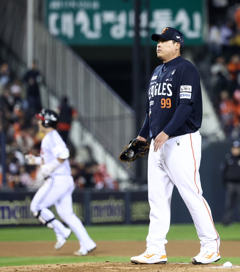 27일 서울 잠실야구장에서 열린 프로야구 2025 신한 SOL뱅크 KBO 포스트시즌 한국시리즈 2차전 한화 이글스와 LG 트윈스의 경기, 한화 선발 류현진이 3회말 2사 1루 상황에서 LG 박동원에게 2점 홈런을 허용한 후 아쉬워하고 있다. 2025.10.27/뉴스1 ⓒ News1 김성진 기자