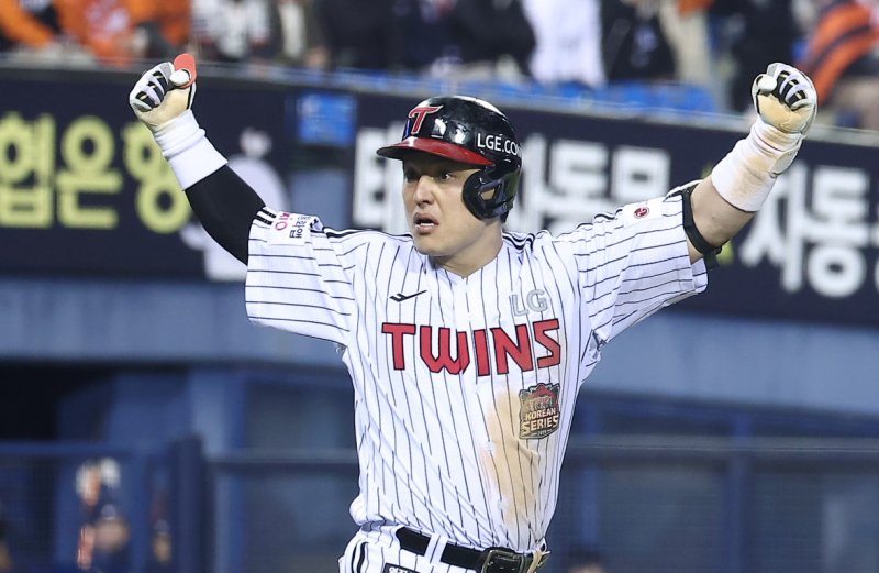 27일 서울 잠실야구장에서 열린 프로야구 2025 신한 SOL뱅크 KBO 포스트시즌 한국시리즈 2차전 한화 이글스와 LG 트윈스의 경기, LG 박동원이 3회말 2사 1루 상황에서 2점 홈런을 터뜨린 후 세리머니를 하고 있다. 2025.10.27/뉴스1 ⓒ News1 김성진 기자