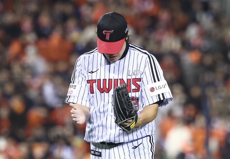 27일 서울 잠실야구장에서 열린 프로야구 2025 신한 SOL뱅크 KBO 포스트시즌 한국시리즈 2차전 한화 이글스와 LG 트윈스의 경기, LG 김진성이 4회초 2사 만루 상황에서 한화 노시환을 헛스윙 삼진으로 아웃시킨 후 박수를 치며 더그아웃으로 향하고 있다. 2025.10.27/뉴스1 ⓒ News1 김성진 기자