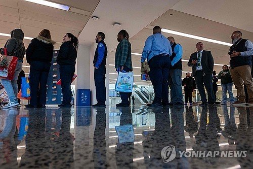 식료품 받기 위해 줄선 미 연방정부 직원들 (출처=연합뉴스)