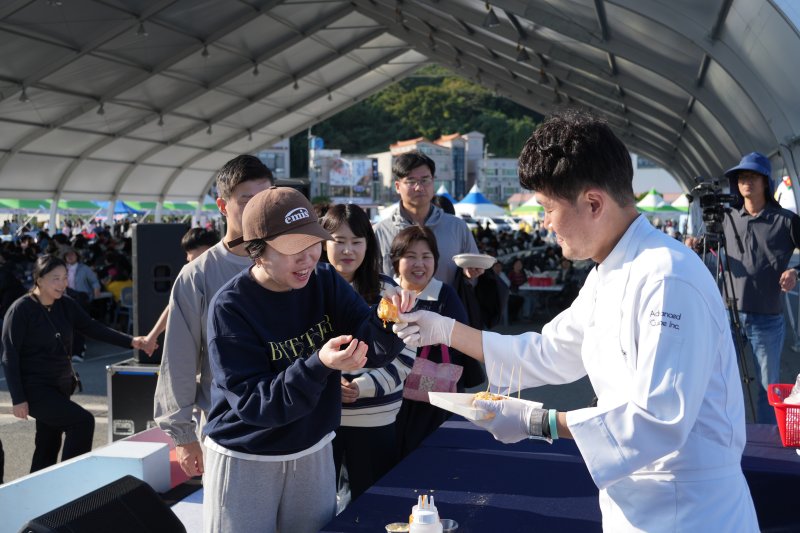 [통영=뉴시스] 신정철 기자= '2025 통영어부장터축제'가 지난 24일부터 26일까지 통영시 도남동 트라이애슬론광장에서 개최된 가운데 무려 32만명의 인파가 몰리며 3일 내내 발 디딜 틈 없이 붐볐다.사진은 통영어부장터축제장에서 셰프들이 방문객들에게 음식을 선보이고 있는 모습.(사진=통영시 제공).2025.10.27. photo@newsis.com *재판매 및 DB 금지