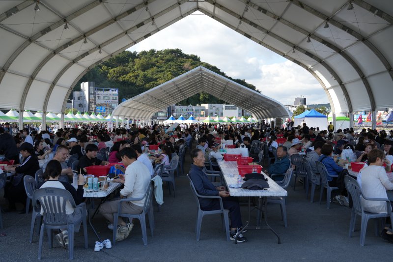 [통영=뉴시스] 신정철 기자= '2025 통영어부장터축제'가 지난 24일부터 26일까지 통영시 도남동 트라이애슬론광장에서 개최된 가운데 무려 32만명의 인파가 몰리며 3일 내내 발 디딜 틈 없이 붐볐다.사진은 '2025 통영어부장터축제' 축제장 모습.(사진=통영시 제공).2025.10.27. photo@newsis.com *재판매 및 DB 금지