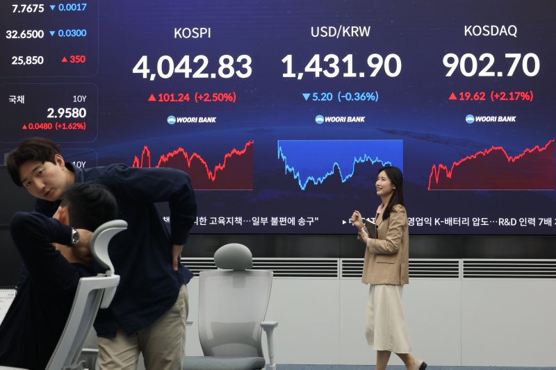 코스피 지수가 사상 첫 4000을 넘으며 종가 기준 최고치를 경신한 27일 오후 서울 중구 우리은행 본점 딜링룸 전광판에 종가가 표시되고 있다. 이날 코스피는 전 거래일 대비 101.24포인트(2.50%) 상승한 4042.83으로 장을 마쳤다. 2025.10.27/뉴스1 ⓒ News1 이광호 기자