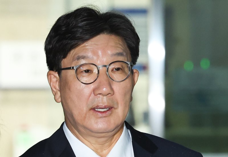 [서울=뉴시스] 최진석 기자 = 전직 통일교 간부에게 불법 정치자금을 수수한 혐의를 받는 권성동 국민의힘 의원이 지난달 16일 서울 서초구 서울중앙지법에서 구속 전 피의자 심문(영장실질심사)을 마친 뒤 대기 장소인 서울구치소로 향하고 있다. 2025.09.16. myjs@newsis.com