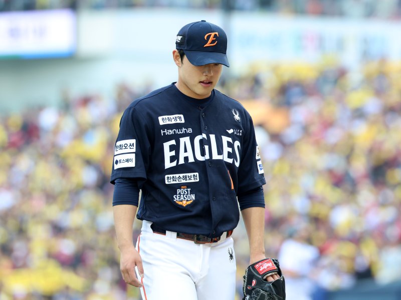 [서울=뉴시스] 이영환 기자 = 26일 오후 서울 송파구 잠실야구장에서 열린 2025 KBO 한국시리즈 1차전 한화 이글스와 LG 트윈스의 경기, 5회말 한화 선발 문동주가 교체되고 있다. 2025.10.26. 20hwan@newsis.com