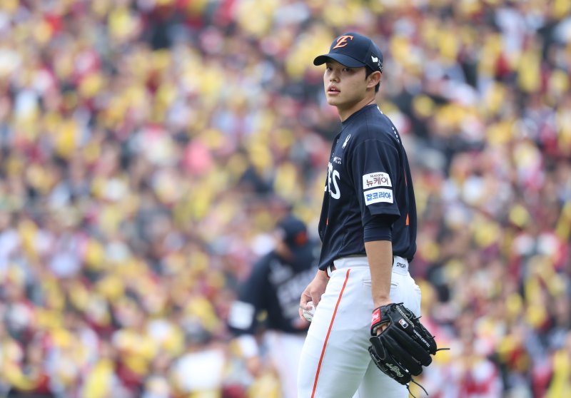 [서울=뉴시스] 이영환 기자 = 26일 오후 서울 송파구 잠실야구장에서 열린 2025 KBO 한국시리즈 1차전 한화 이글스와 LG 트윈스의 경기, 1회말 1사 1,2루 LG 김현수 타석에서 한화 선발 문동주가 폭투에 아쉬워 하고 있다. 2025.10.26. 20hwan@newsis.com