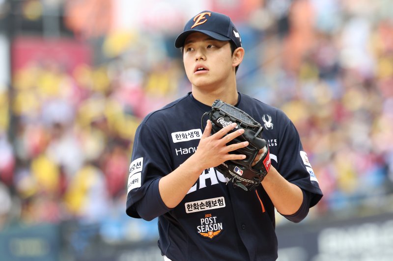 [서울=뉴시스] 이영환 기자 = 26일 오후 서울 송파구 잠실야구장에서 열린 2025 KBO 한국시리즈 1차전 한화 이글스와 LG 트윈스의 경기, 3회말 수비를 마친 한화 선발 문동주가 덕아웃으로 들어가고 있다. 2025.10.26. 20hwan@newsis.com