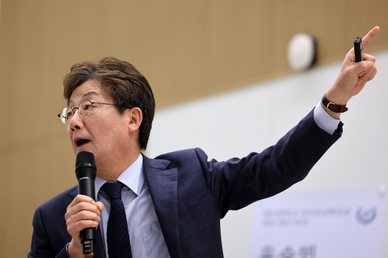 국민의힘 대선 경선 불참을 선언한 유승민 전 의원이 14일 서울 서대문구 명지대학교에서 '더 나은 세상을 위한 정치 개혁'을 주제로 초청 강연을 하고 있다. 2025.4.14/뉴스1 ⓒ News1 이승배 기자