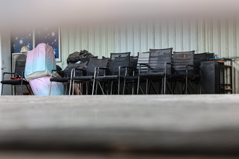 21일(현지시간) 캄보디아 프놈펜 외곽 온라인스캠범죄가 이뤄졌던 건물에 의자들이 남아있다. 현지 언론에 따르면 이곳에서 지난달 15일 캄보디아 당국의 단속으로 온라인스캠범죄에 가담한 한국인 33명을 포함해 48명을 체포했다. 2025.10.21/뉴스1 ⓒ News1 김도우 기자