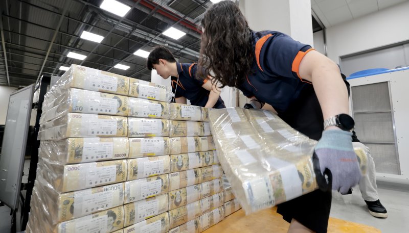 30일 서울 중구 한국은행 화폐수납장에서 관계자들이 추석 화폐 공급을 하고 있다. 2025.9.30/뉴스1 ⓒ News1 사진공동취재단