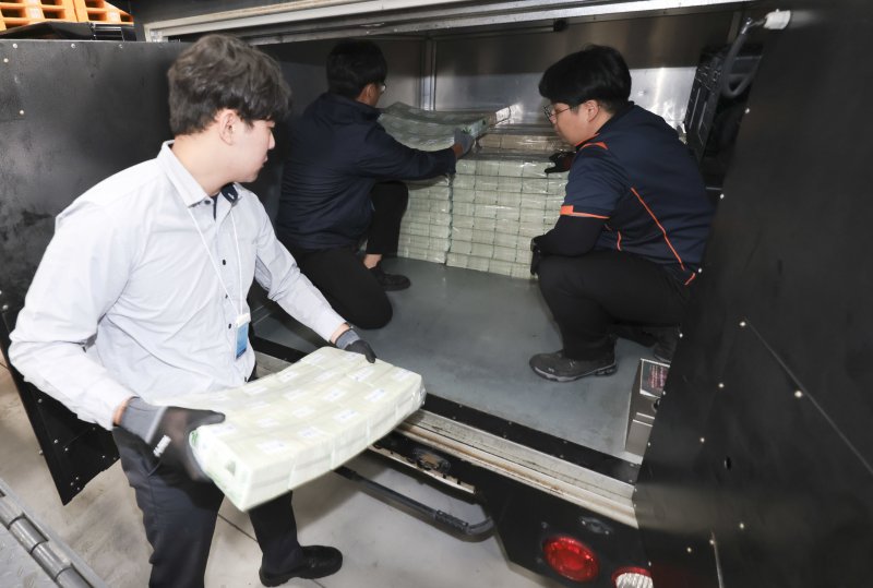 30일 서울 중구 한국은행 화폐수납장에서 관계자들이 추석 화폐 공급을 하고 있다. 2025.9.30/뉴스1 ⓒ News1 사진공동취재단