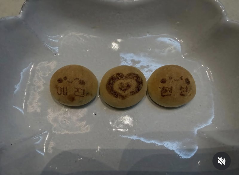 [서울=뉴시스] 배우 손예진이 부계정을 복구한 후 첫 게시물을 통해 남편 현빈에 대한 애정을 드러냈다. (사진=손예진 인스타그램 캡처) 2025.10.28. photo@newsis.com *재판매 및 DB 금지