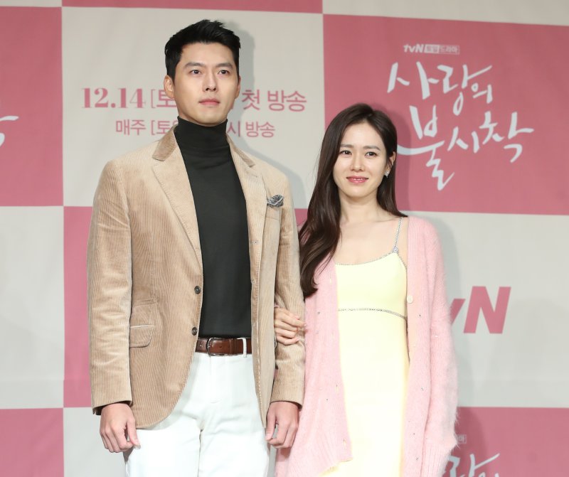 [서울=뉴시스] 조수정 기자 = 배우 현빈, 손예진(오른쪽)이 9일 오후 서울 종로구 포시즌스호텔에서 열린 tvN 토일드라마 '사랑의 불시착' 제작발표회에서 포즈를 취하고 있다. 2019.12.09. chocrystal@newsis.com