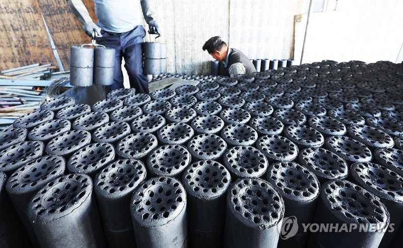 연탄이 필요한 계절 (출처=연합뉴스)