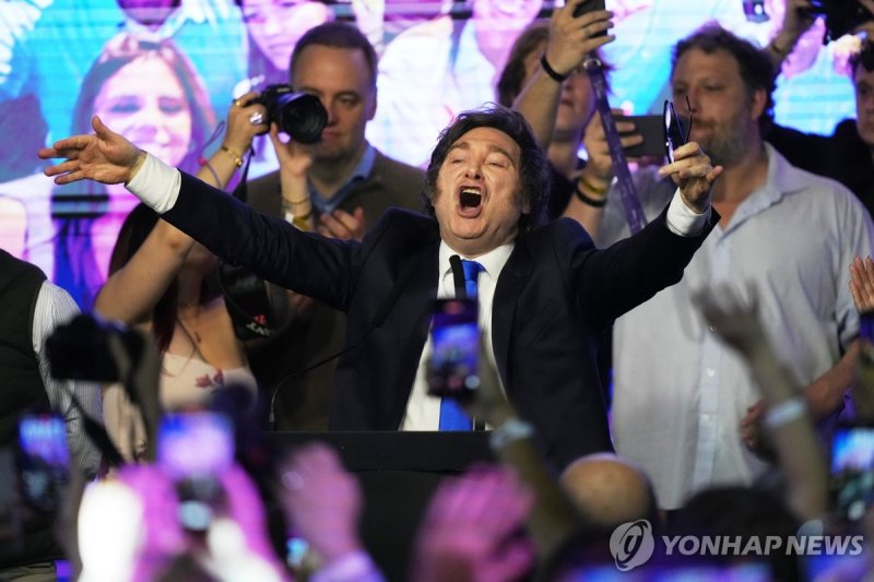 중간선거 여당 승리에 환호하는 밀레이 아르헨티나 대통령 (출처=연합뉴스)