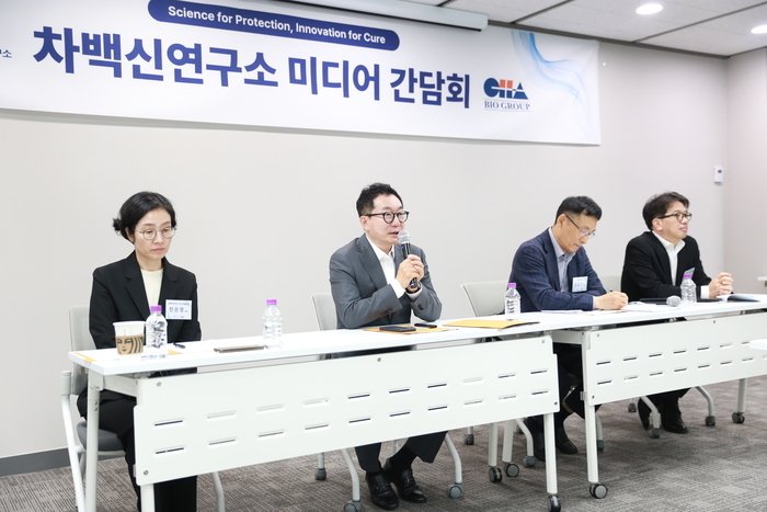 차백신연구소 미디어간담회 장면. 사진 왼쪽부터 전은영 연구소장, 한성일 대표, 김상기 부사장, 정시영 사업개발본부장. (차백신연구소 제공)